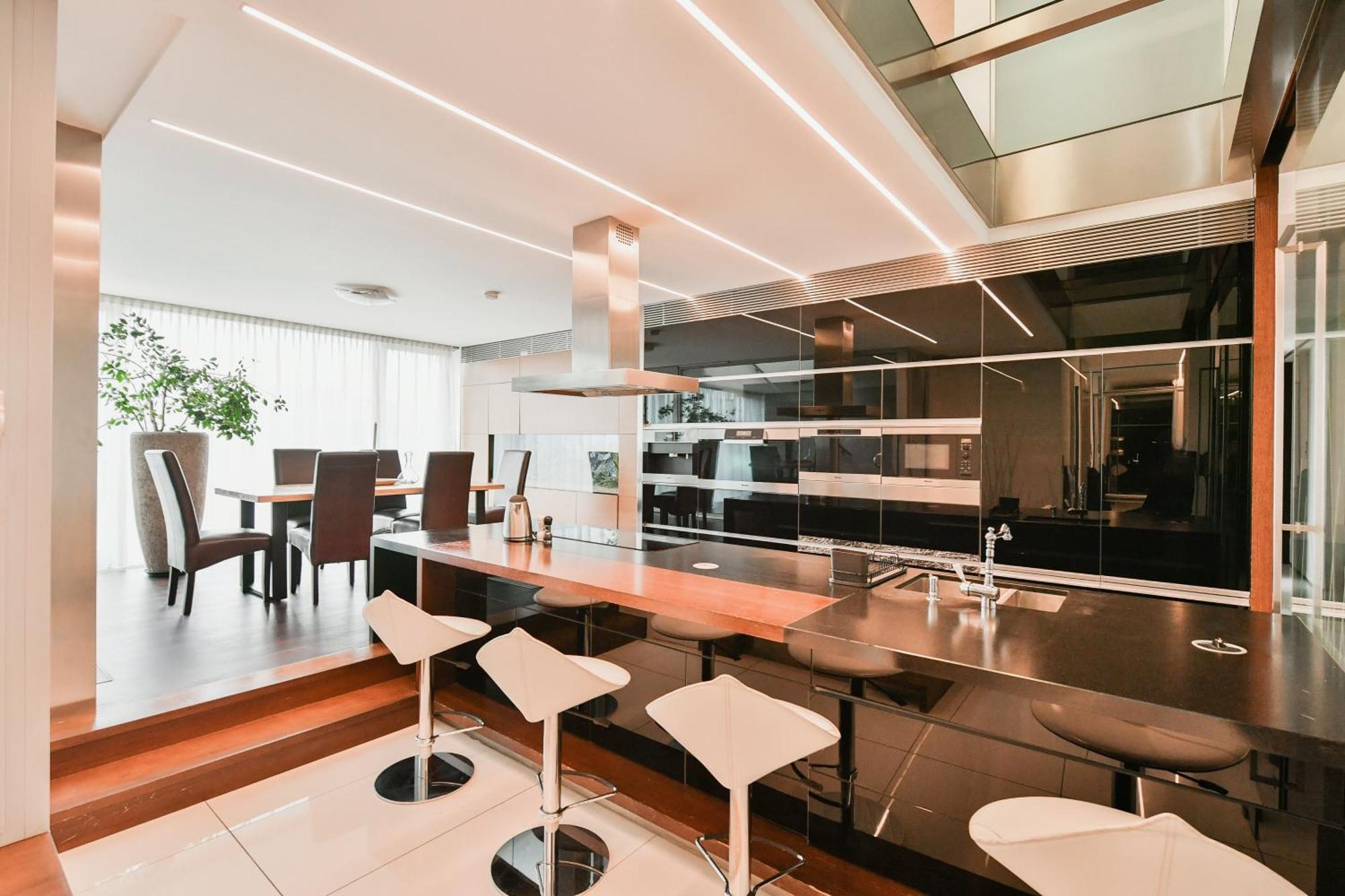 Presidential Penthouse, 303m2, Jacuzzi On Terrace, Sauna, 6bdrm, 4bthrm, Ac, Lift Appartamento