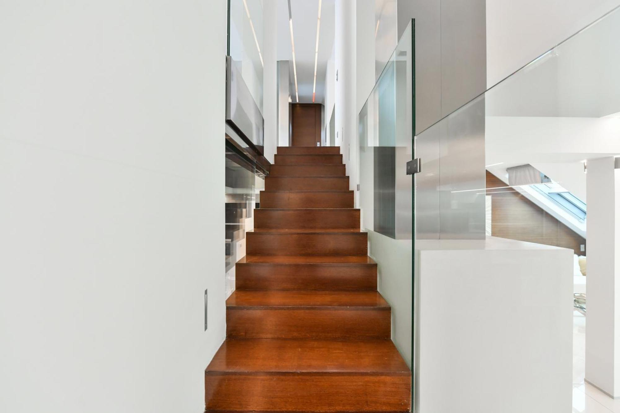 Presidential Penthouse, 303m2, Jacuzzi On Terrace, Sauna, 6bdrm, 4bthrm, Ac, Lift Praga
