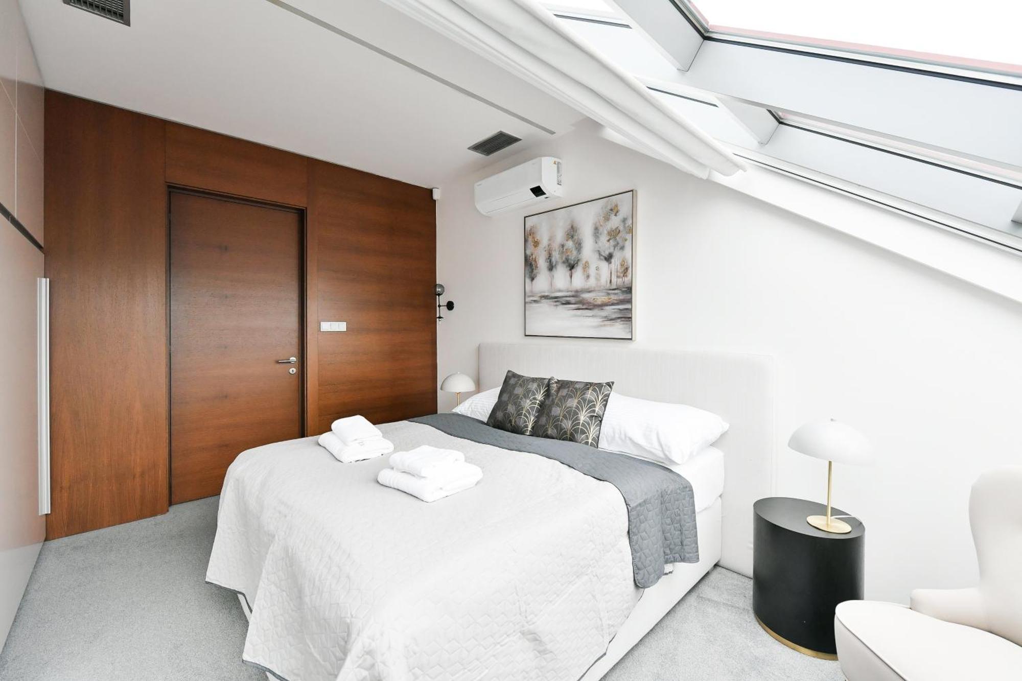 Presidential Penthouse, 303m2, Jacuzzi On Terrace, Sauna, 6bdrm, 4bthrm, Ac, Lift Appartamento Praga