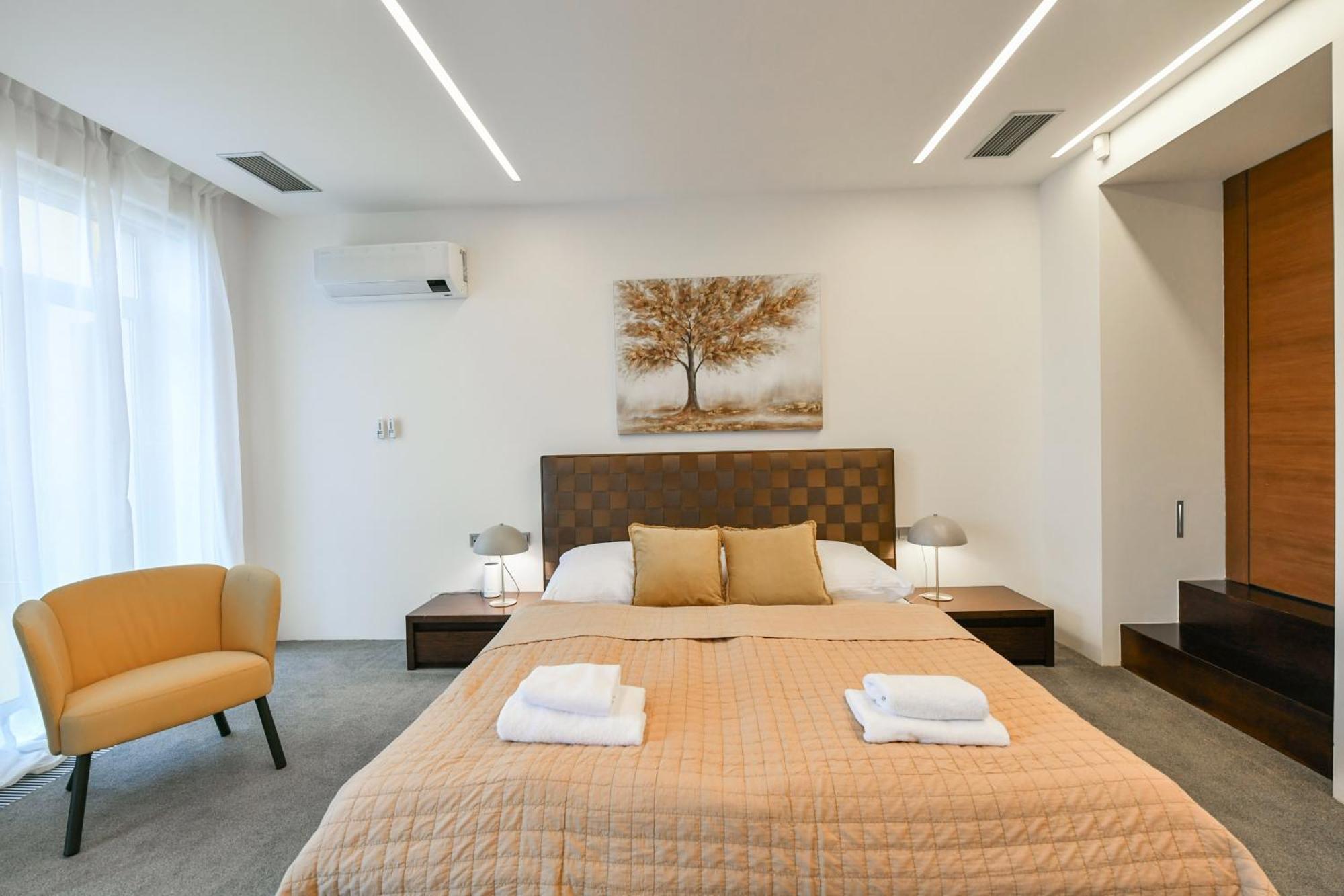 Presidential Penthouse, 303m2, Jacuzzi On Terrace, Sauna, 6bdrm, 4bthrm, Ac, Lift Appartamento *
