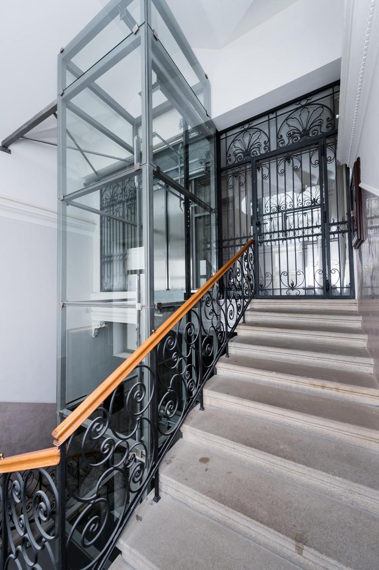 Presidential Penthouse, 303m2, Jacuzzi On Terrace, Sauna, 6bdrm, 4bthrm, Ac, Lift
