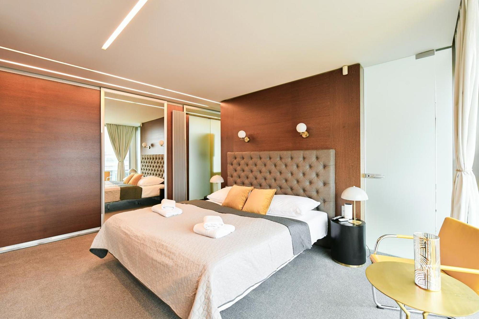 Appartamento Presidential Penthouse, 303m2, Jacuzzi On Terrace, Sauna, 6bdrm, 4bthrm, Ac, Lift