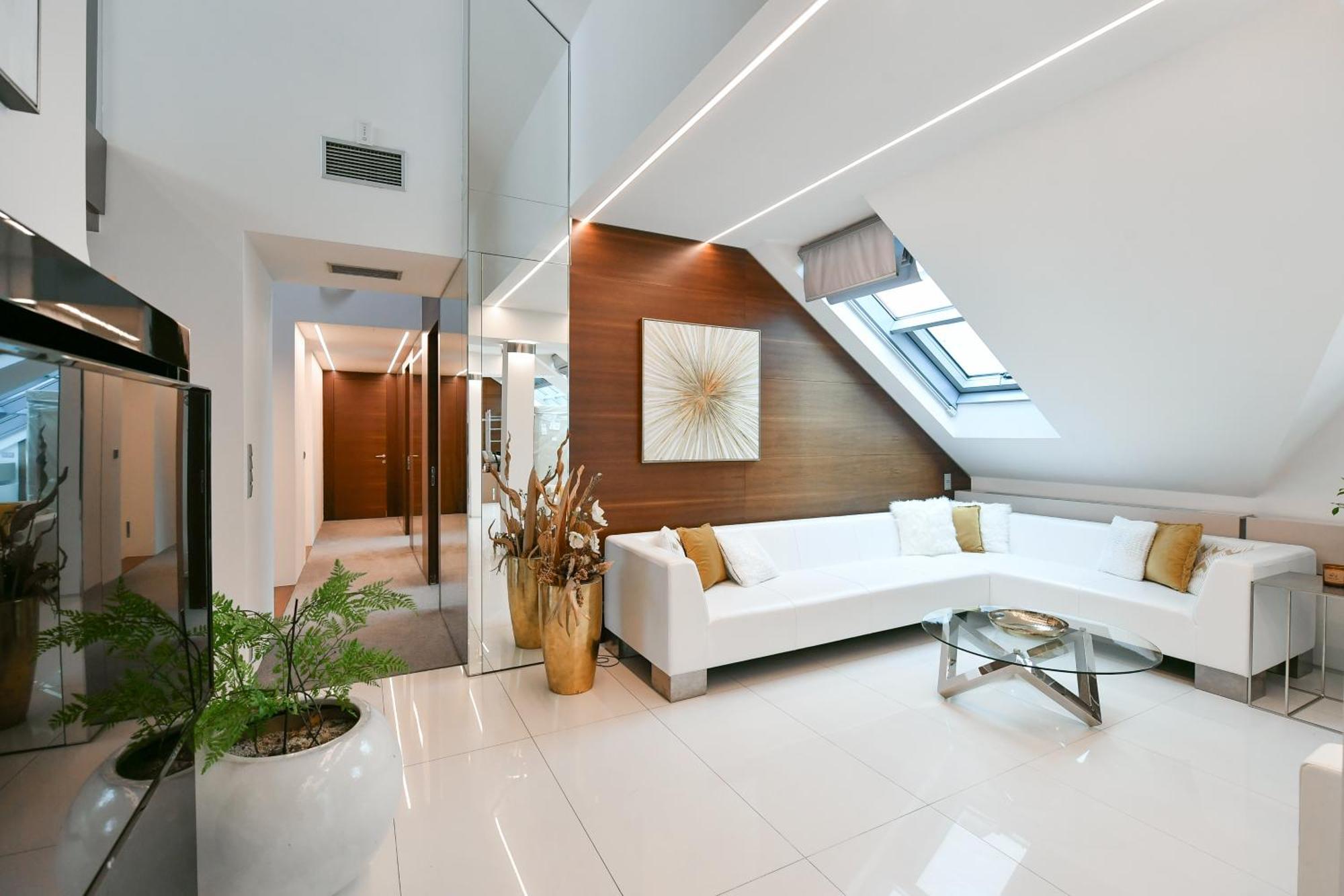 Presidential Penthouse, 303m2, Jacuzzi On Terrace, Sauna, 6bdrm, 4bthrm, Ac, Lift Appartamento