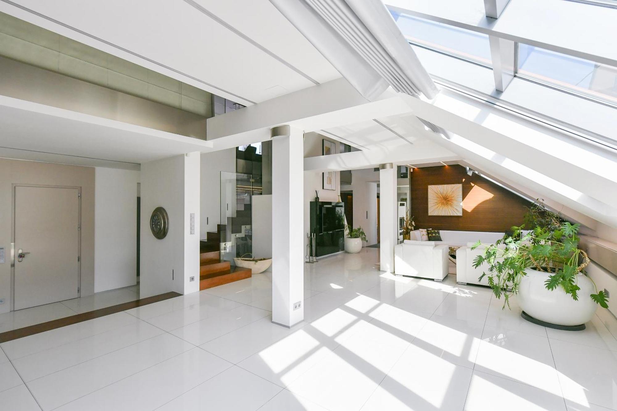 Presidential Penthouse, 303m2, Jacuzzi On Terrace, Sauna, 6bdrm, 4bthrm, Ac, Lift * Praga
