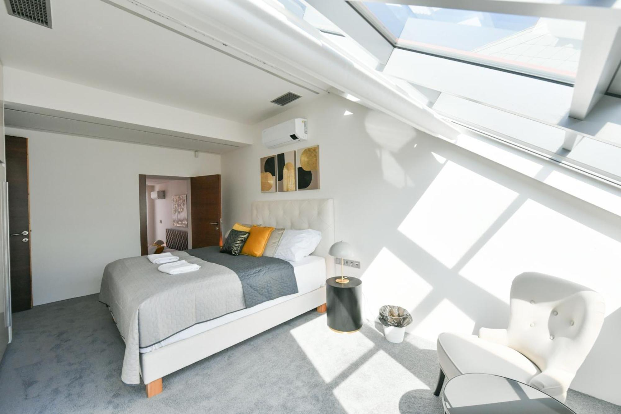 Presidential Penthouse, 303m2, Jacuzzi On Terrace, Sauna, 6bdrm, 4bthrm, Ac, Lift Appartamento