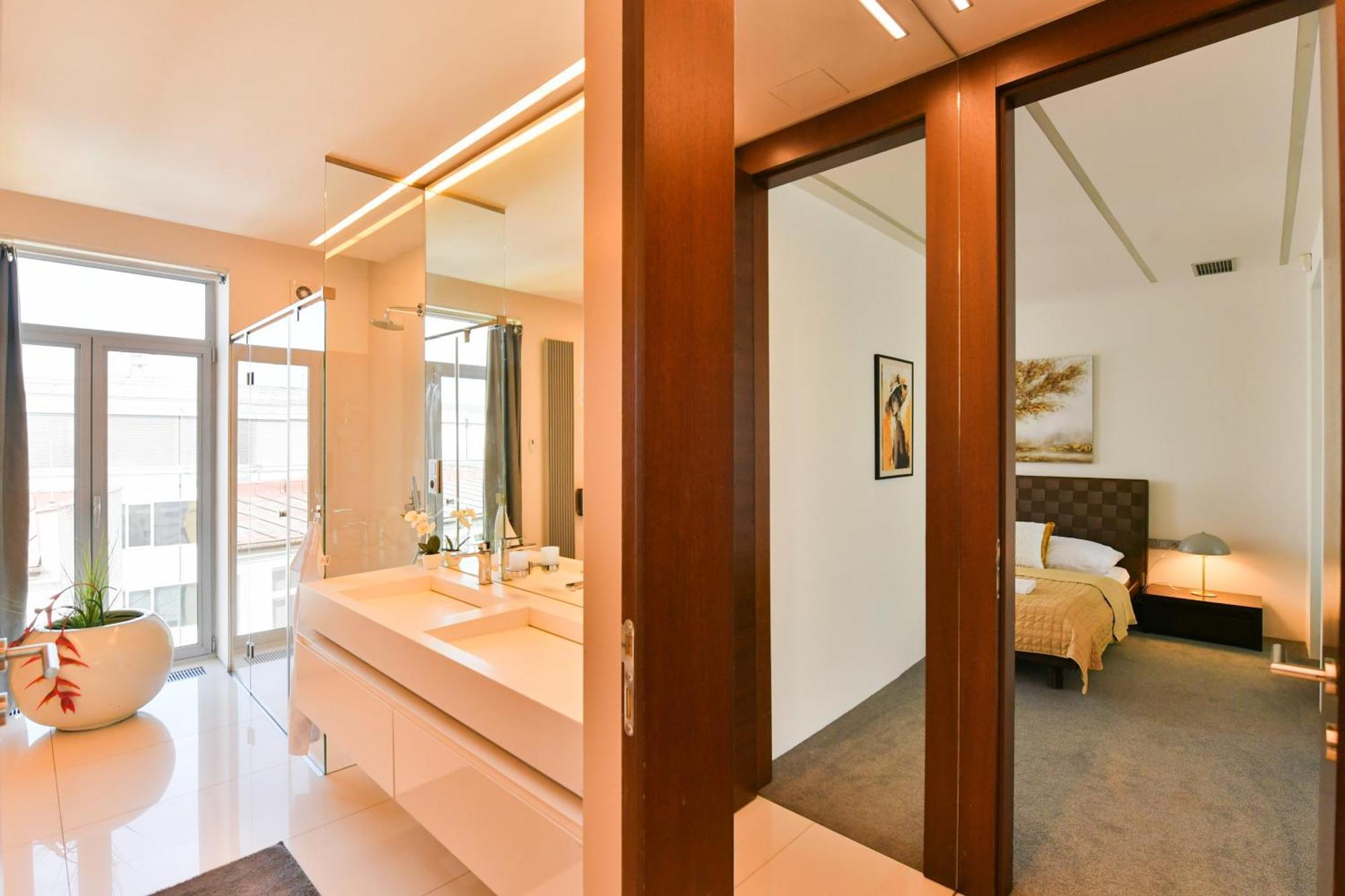 Presidential Penthouse, 303m2, Jacuzzi On Terrace, Sauna, 6bdrm, 4bthrm, Ac, Lift Appartamento Praga