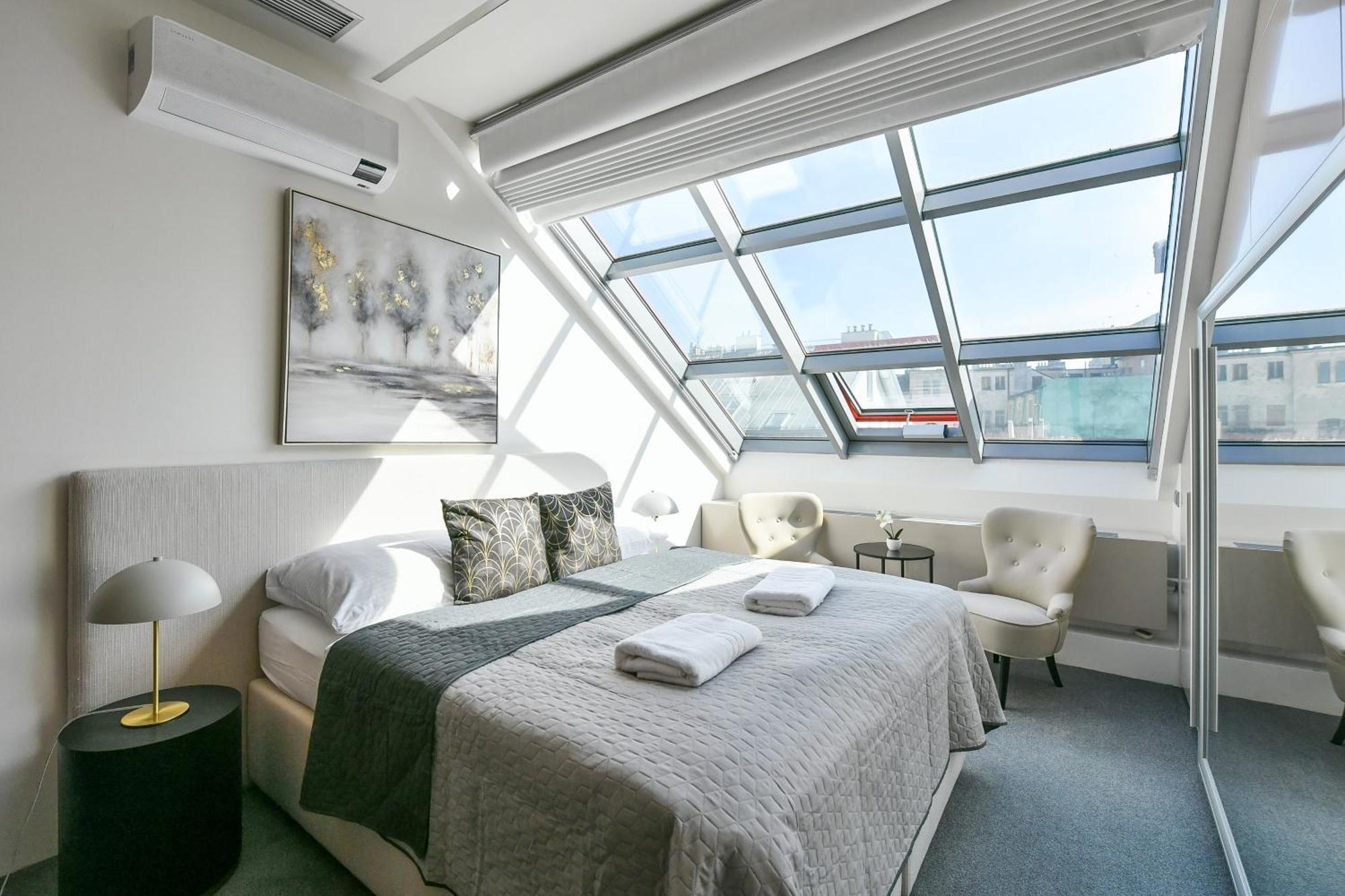 Appartamento Presidential Penthouse, 303m2, Jacuzzi On Terrace, Sauna, 6bdrm, 4bthrm, Ac, Lift Praga