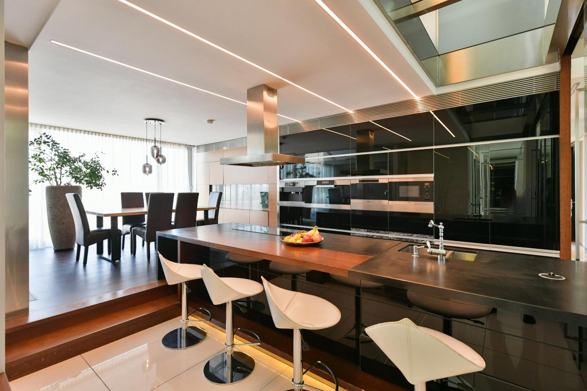 Presidential Penthouse, 303m2, Jacuzzi On Terrace, Sauna, 6bdrm, 4bthrm, Ac, Lift Praga