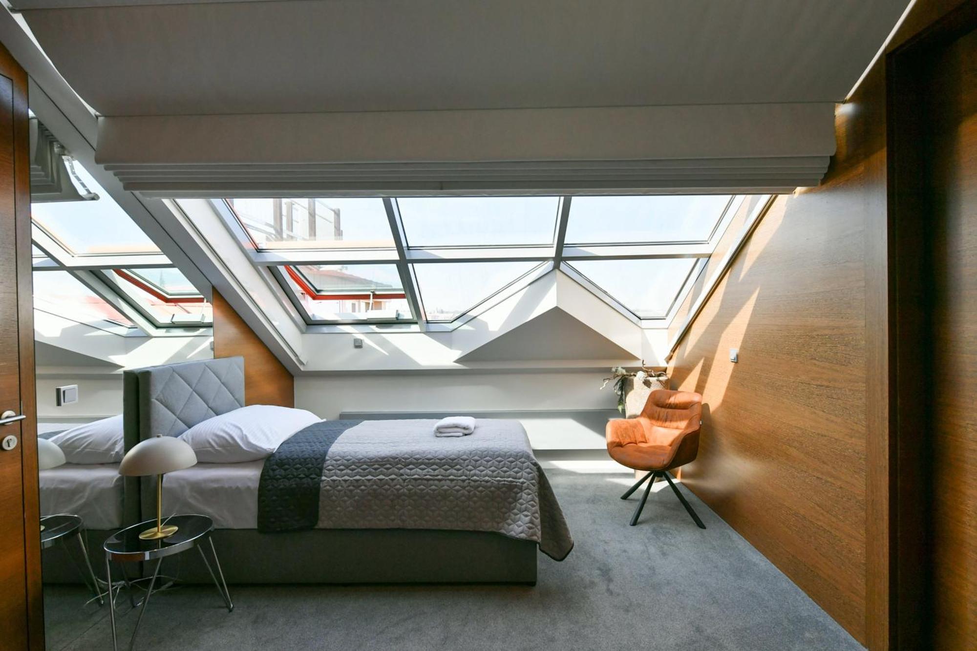 Presidential Penthouse, 303m2, Jacuzzi On Terrace, Sauna, 6bdrm, 4bthrm, Ac, Lift * Praga