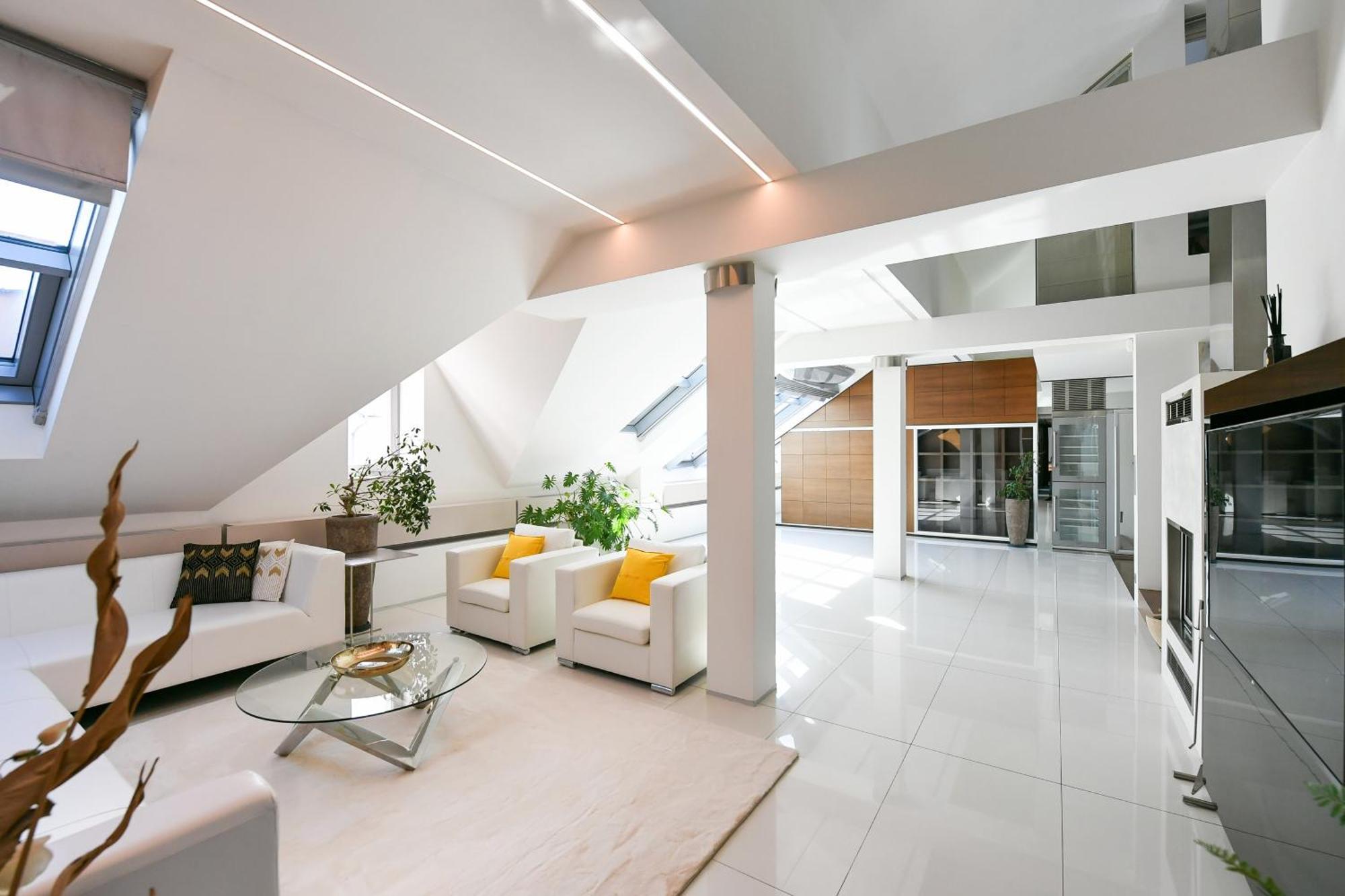 Presidential Penthouse, 303m2, Jacuzzi On Terrace, Sauna, 6bdrm, 4bthrm, Ac, Lift Appartamento