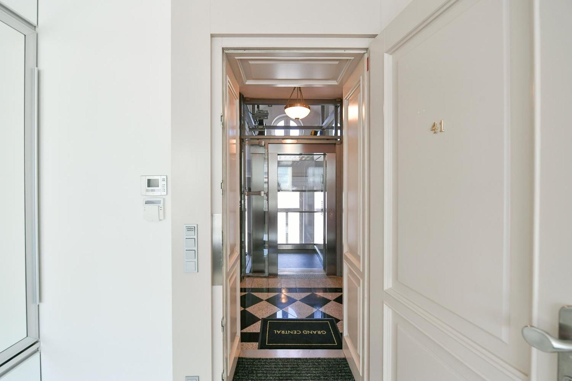 Appartamento Presidential Penthouse, 303m2, Jacuzzi On Terrace, Sauna, 6bdrm, 4bthrm, Ac, Lift *