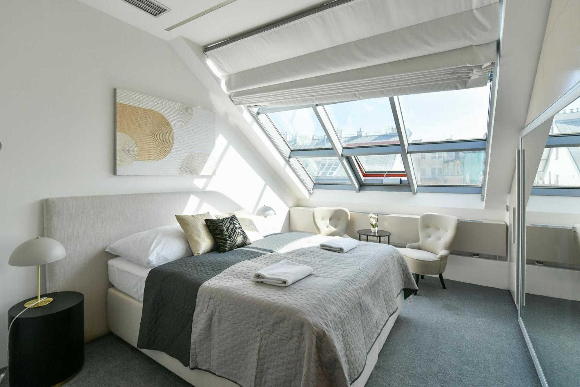 Appartamento Presidential Penthouse, 303m2, Jacuzzi On Terrace, Sauna, 6bdrm, 4bthrm, Ac, Lift Praga