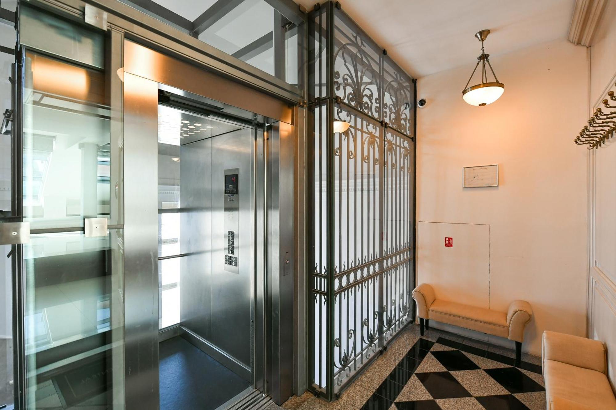 Presidential Penthouse, 303m2, Jacuzzi On Terrace, Sauna, 6bdrm, 4bthrm, Ac, Lift