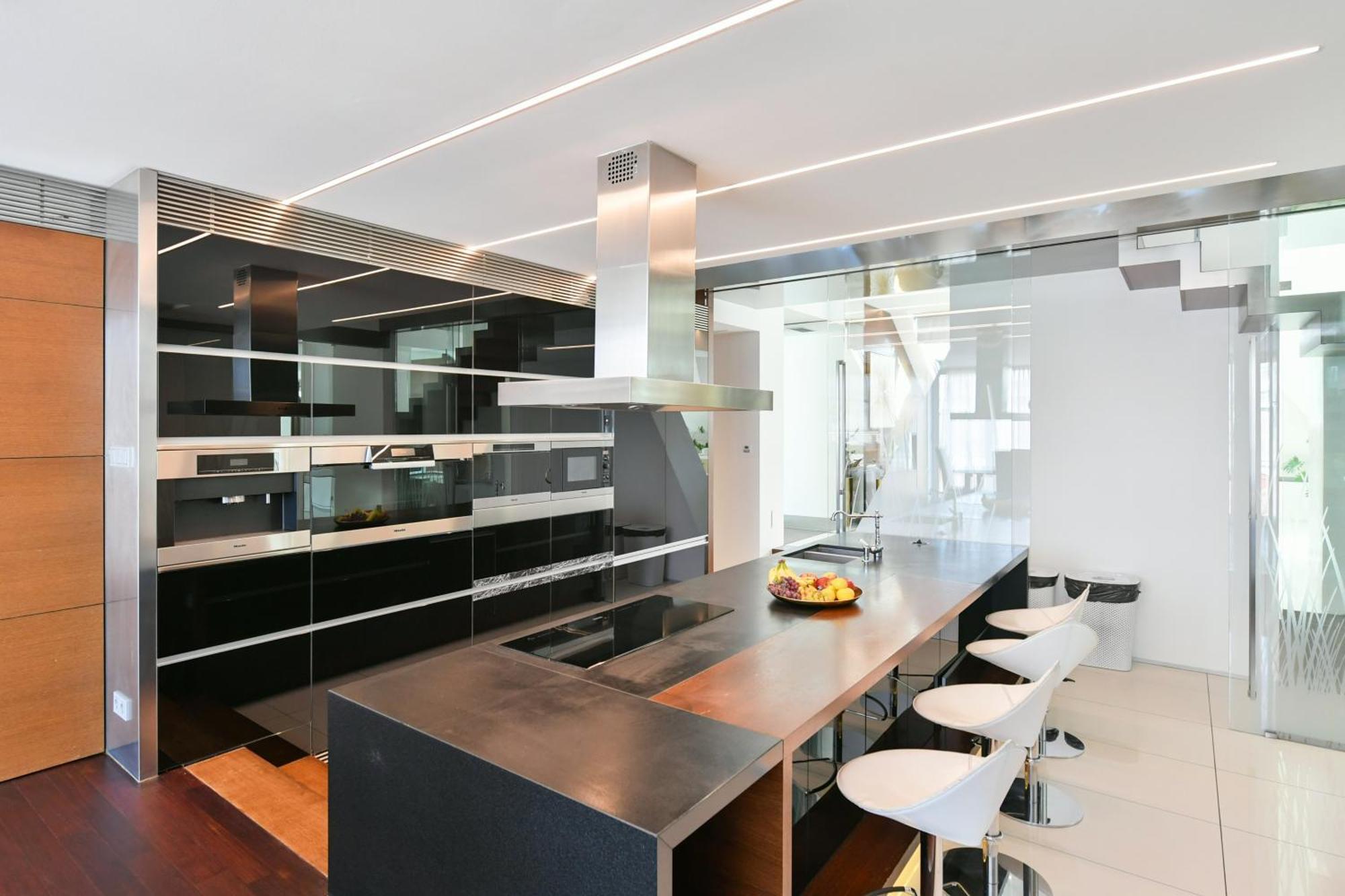 Presidential Penthouse, 303m2, Jacuzzi On Terrace, Sauna, 6bdrm, 4bthrm, Ac, Lift *