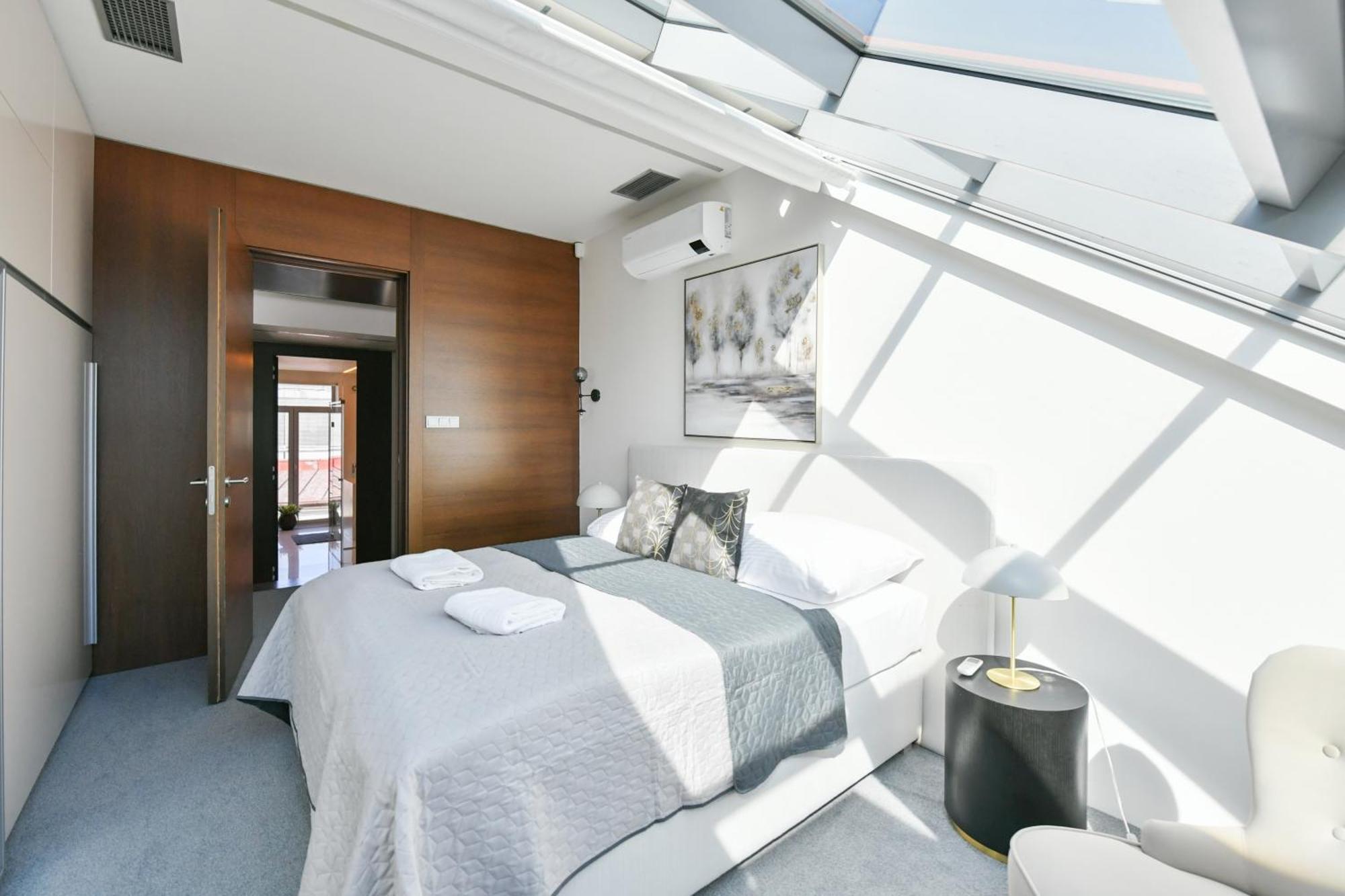 Appartamento Presidential Penthouse, 303m2, Jacuzzi On Terrace, Sauna, 6bdrm, 4bthrm, Ac, Lift