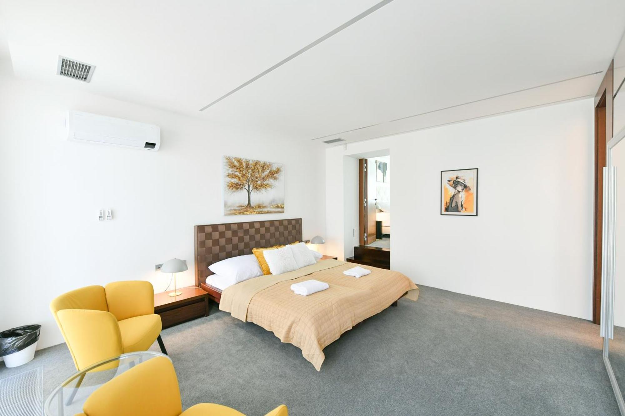 Appartamento Presidential Penthouse, 303m2, Jacuzzi On Terrace, Sauna, 6bdrm, 4bthrm, Ac, Lift Praga