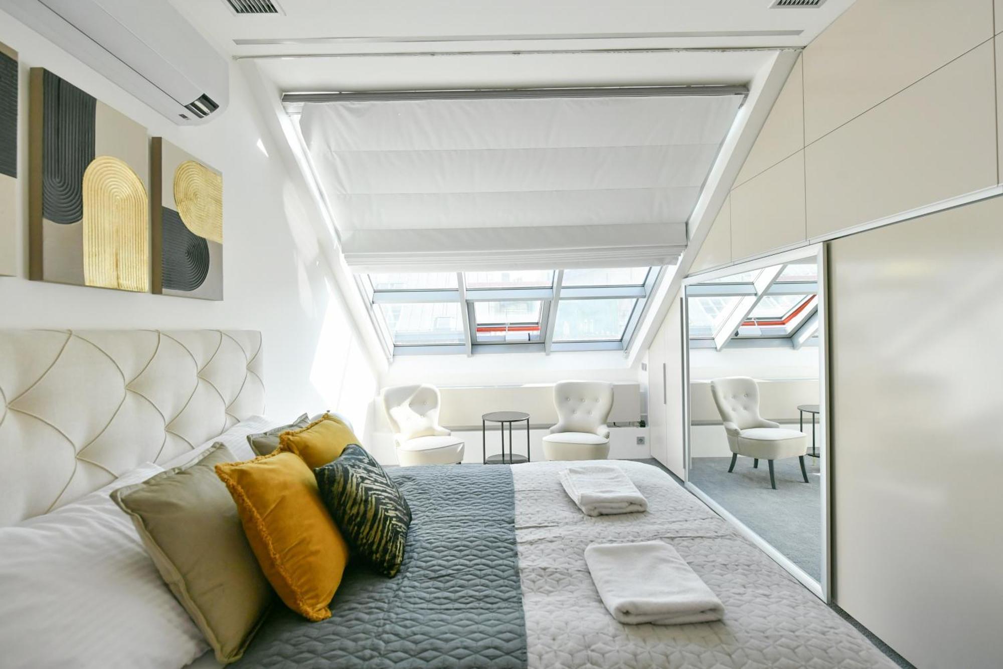 Presidential Penthouse, 303m2, Jacuzzi On Terrace, Sauna, 6bdrm, 4bthrm, Ac, Lift Appartamento