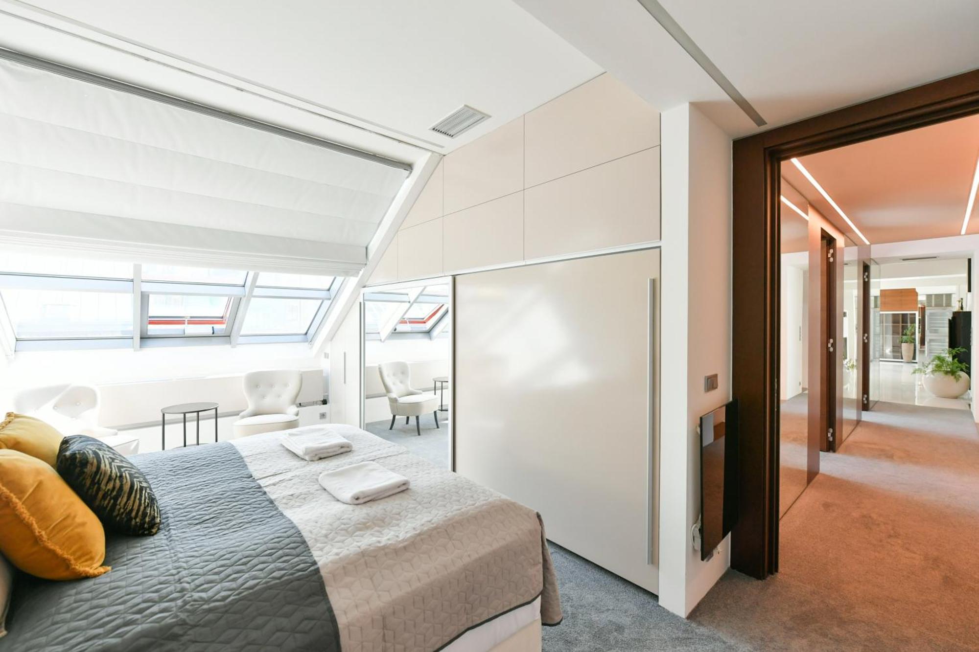 Presidential Penthouse, 303m2, Jacuzzi On Terrace, Sauna, 6bdrm, 4bthrm, Ac, Lift Appartamento Praga
