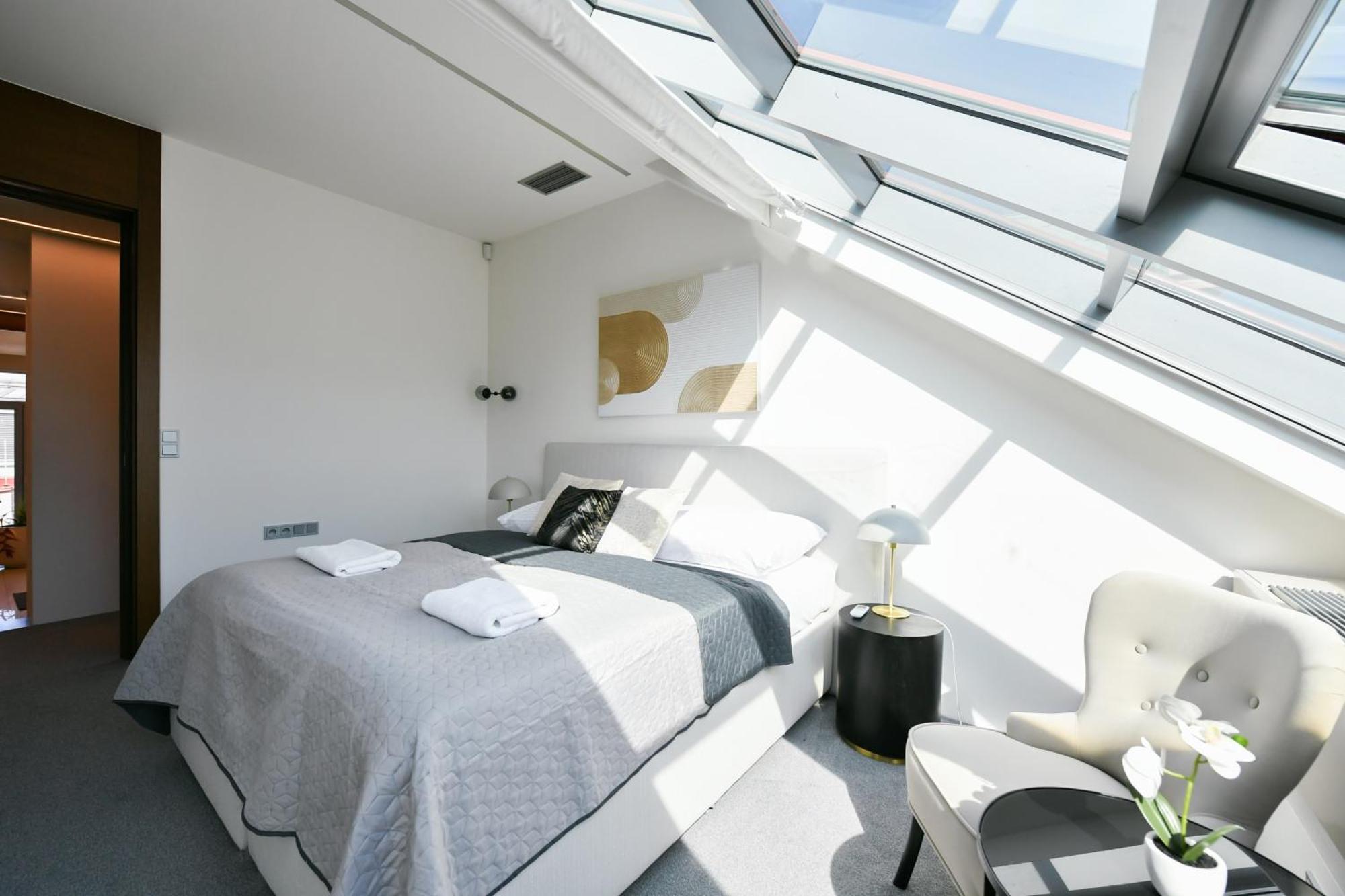 Presidential Penthouse, 303m2, Jacuzzi On Terrace, Sauna, 6bdrm, 4bthrm, Ac, Lift Praga